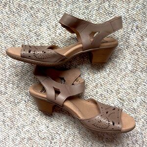 Earth Sandals Tan